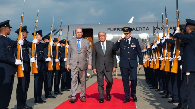 AMLO llega a Colombia para participar en conferencia sobre drogas y reunirse con Petro