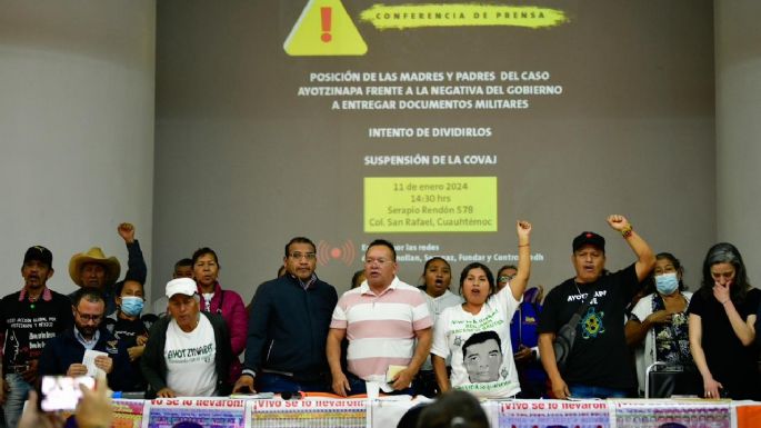 Familiares de los 43 de Ayotzinapa acusan a AMLO de intentar dividirlos