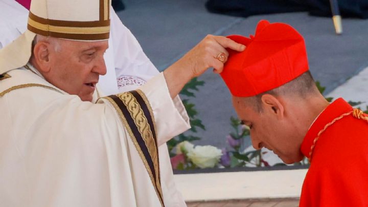 Escándalo en el Vaticano: Cardenal causa desconcierto por libro en que describe los orgasmos