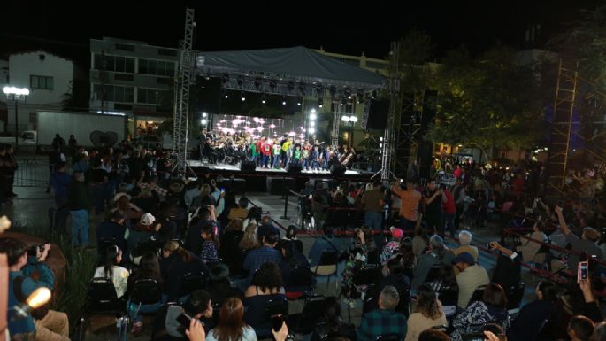 Conviven Américo y María con familias en concierto por Día de Reyes