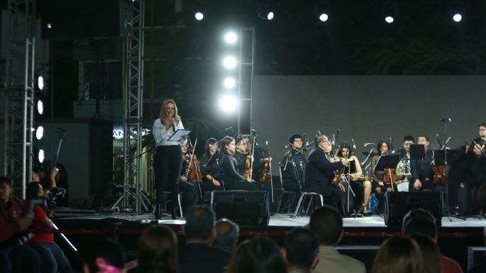 Conviven Américo y María con familias en concierto por Día de Reyes