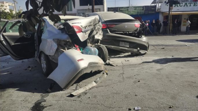 Adolescente destroza Mercedes-Benz al chocar contra ochos autos y una motocicleta en Nuevo León (Video)