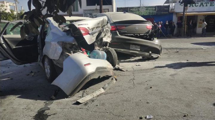 Adolescente destroza Mercedes-Benz al chocar contra ochos autos y una motocicleta en Nuevo León (Video)