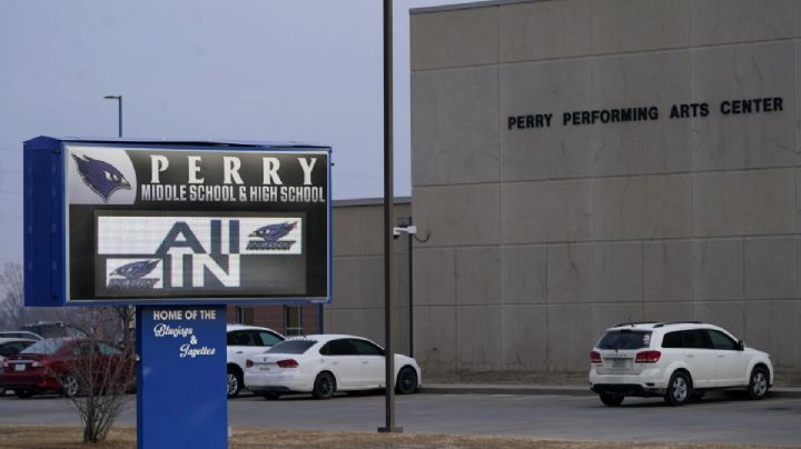 Muere director de escuela secundaria de Iowa que protegió a alumnos en tiroteo