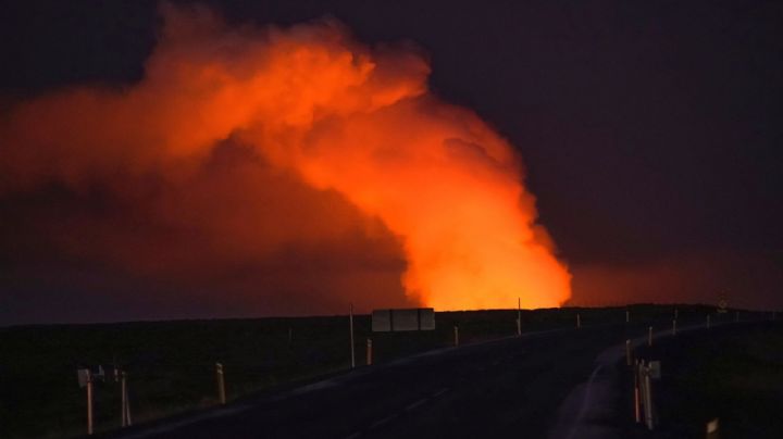 Volcán hace erupción en Islandia y expulsa lava hacia una población