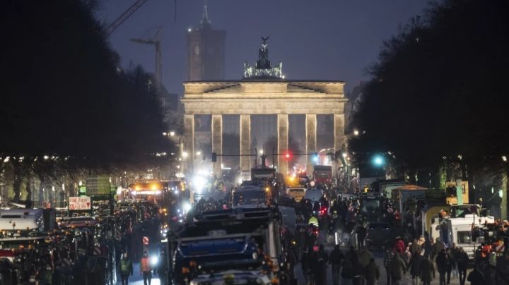 Columnas de tractores se congregan en Berlín en el clímax de protestas agrarias