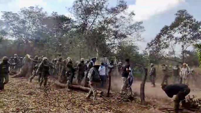 Chiapas: con palos y piedras, campesinos enfrentan a Ejército y Guardia Nacional (Video)