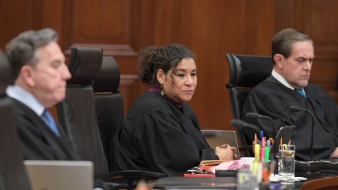 Lenia Batres enfrenta desbandada en su llegada a la Corte