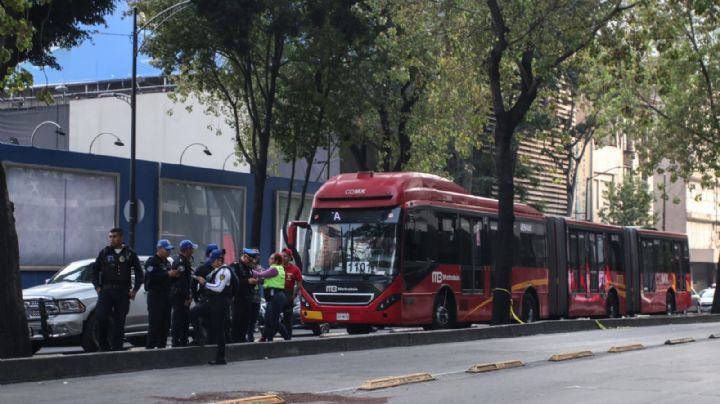 Metrobús atropella y mata a un hombre en Reforma e Insurgentes