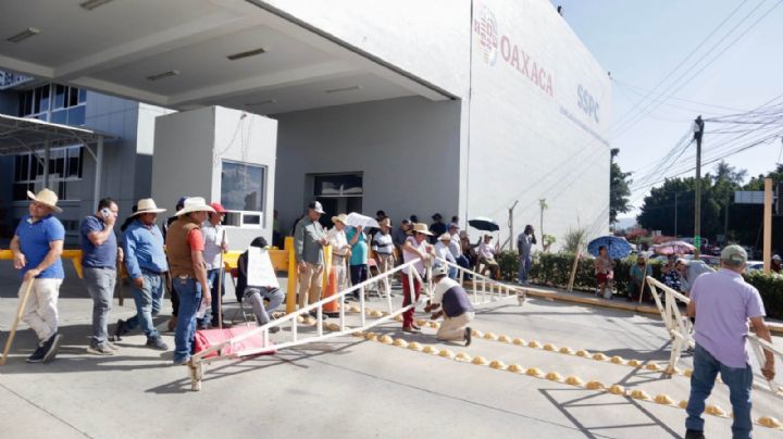 Toman cuartel y retienen a 184 trabajadores de la Policía Estatal de Oaxaca