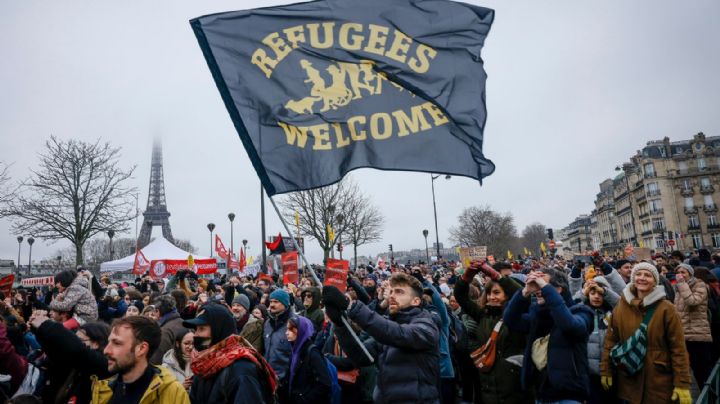 Manifestantes piden a Macron no promulgar ley para regular la inmigración