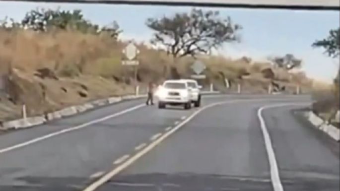 Video muestra el robo con violencia de una camioneta en la Autopista Siglo XXI en Michoacán