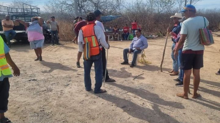 Oaxaca: Liberan cuartel y carretera, pero amarran a funcionario y bloquean Panamericana