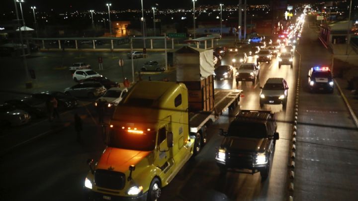 Así va el viaje de la jirafa Benito rumbo a Puebla; la llevan en una caja telescópica (Video)