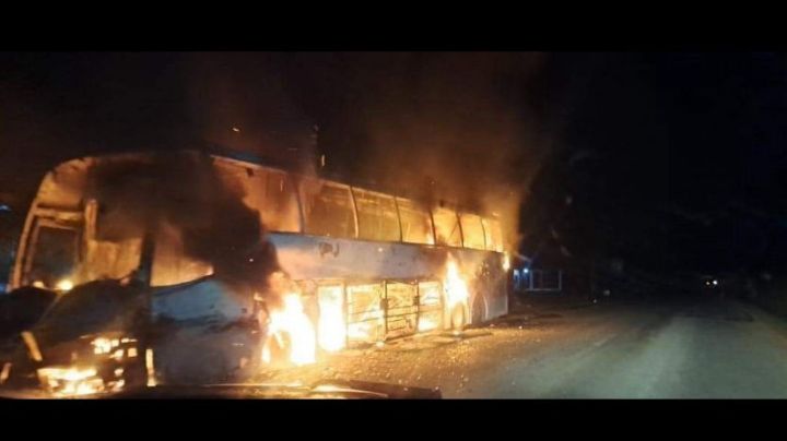 Sujetos armados incendian vehículos y colocan narcomantas en Macuspana