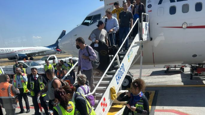 Hombre que abrió la salida de emergencia de un avión es apoyado por otros pasajeros