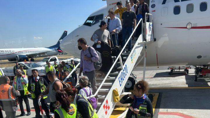 Hombre que abrió la salida de emergencia de un avión es apoyado por otros pasajeros