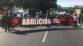 Activistas protestan afuera de la Plaza México por el regreso de las corridas de toros