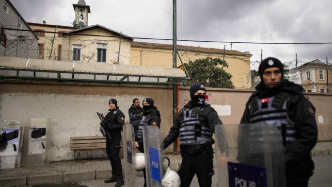 Enmascarados atacan una iglesia de Estambul y matan a una persona