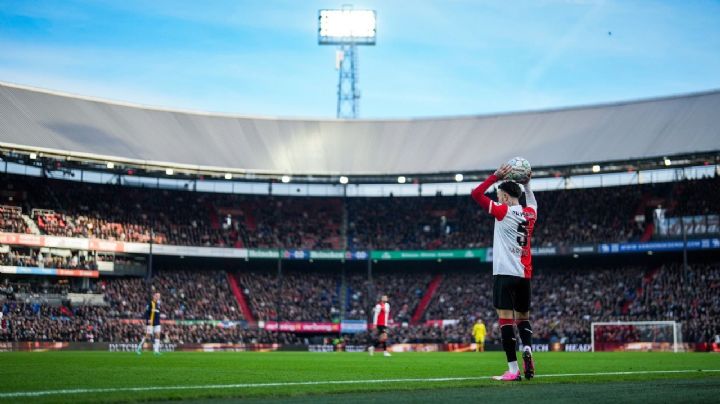 Santiago Giménez falla penalti en el partido de Feyenoord contra Twente