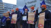 Miles de médicos inician huelga de seis días en Gran Bretaña