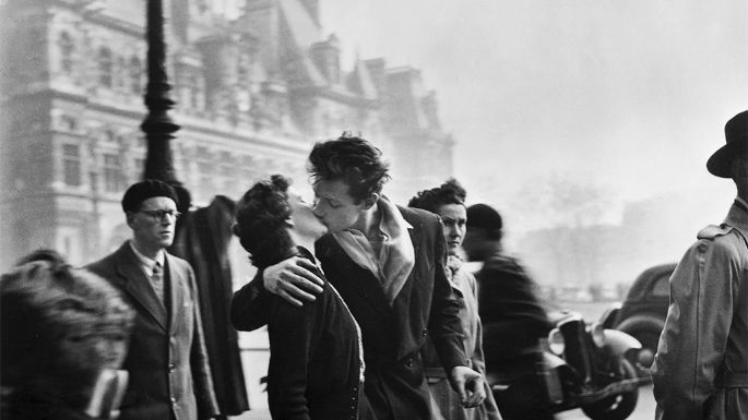La protagonista de la icónica fotografía "El beso" de Robert Doisneau muere a los 93 años