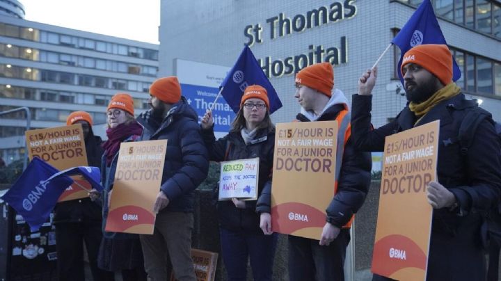 Miles de médicos inician huelga de seis días en Gran Bretaña