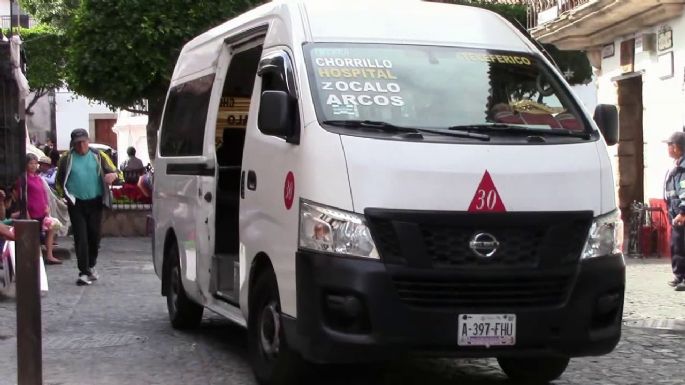Protegidos por fuerzas federales, transportistas de Taxco, Guerrero, reanudan servicio de pasajeros