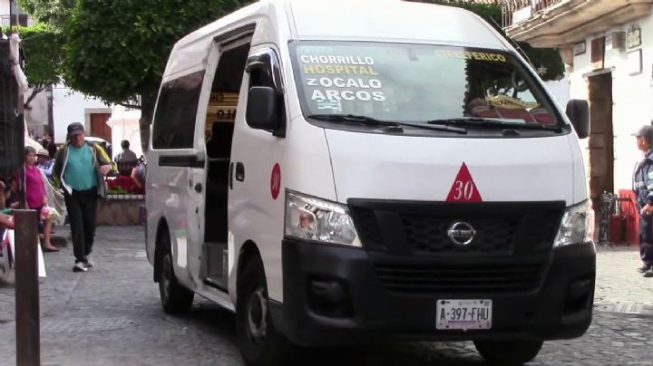 Protegidos por fuerzas federales, transportistas de Taxco, Guerrero, reanudan servicio de pasajeros
