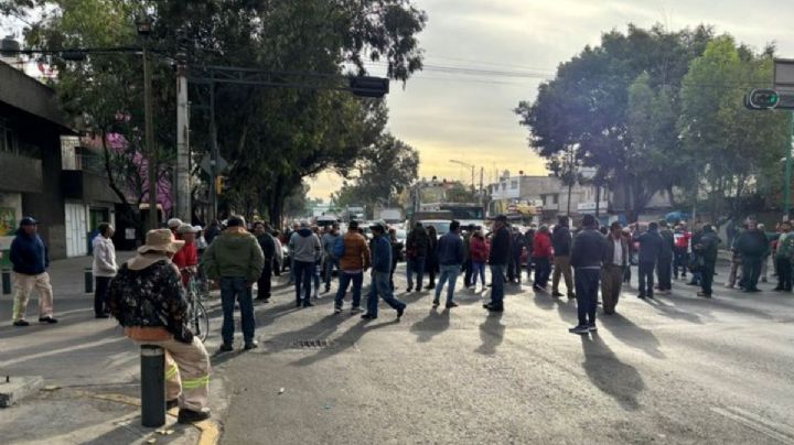 Trabajadores del Sistema de Aguas de la CDMX bloquearon el Eje 5 Sur por falta de pago
