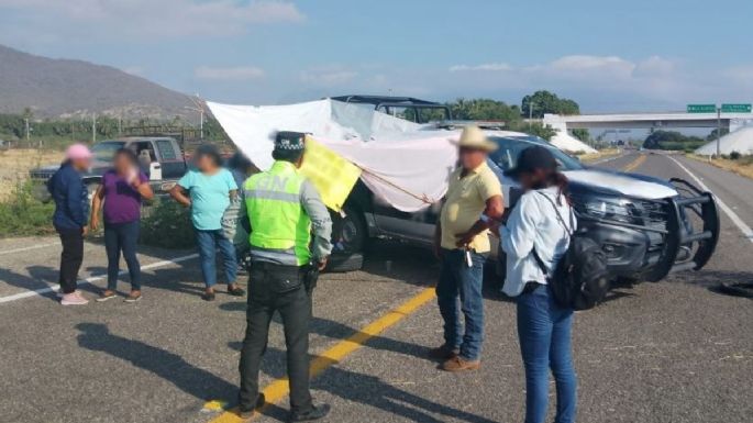 Expulsan a marinos y queman campamento en protesta por Polo de Desarrollo en Oaxaca