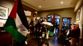 Manifestantes pro Palestina protestan dentro de una tienda Zara y un Starbucks en CDMX (Video)