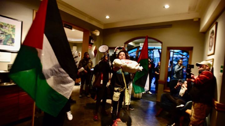 Manifestantes pro Palestina protestan dentro de una tienda Zara y un Starbucks en CDMX (Video)