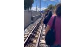 Usuarios del Metro caminan sobre las vías ante cierre de 10 estaciones en la Línea 12 (Videos)