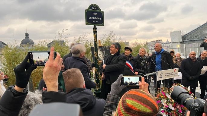 Paris nombra calle en honor a David Bowie