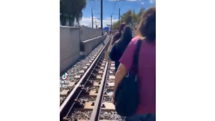 Usuarios del Metro caminan sobre las vías ante cierre de 10 estaciones en la Línea 12 (Videos)