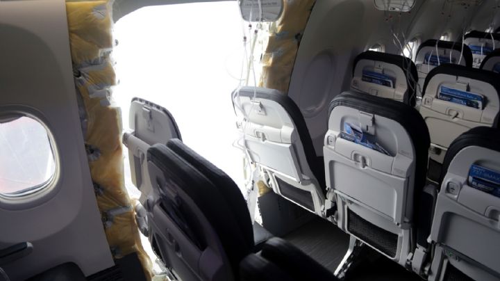"Tapón" de puerta podría dar pistas para saber cómo se abrió un agujero en un jet de Alaska Airlines