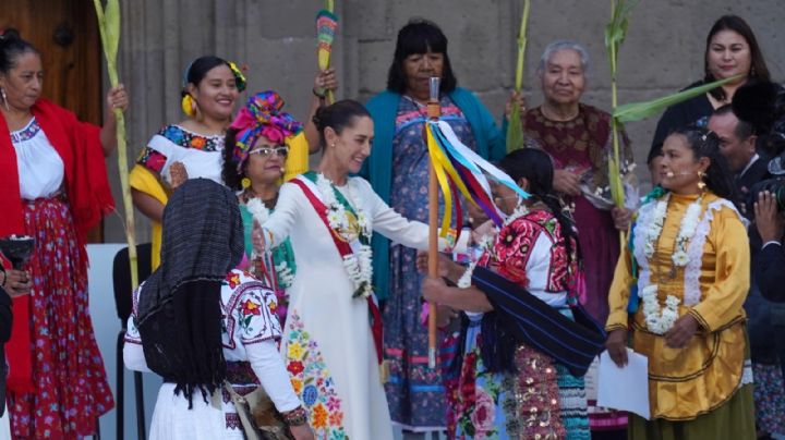 Sheinbaum recibe el bastón de mando y reitera que las mujeres serán prioridad