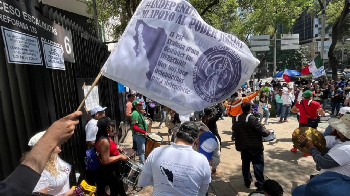 Trabajadores del Poder Judicial protestan afuera del Senado durante el sorteo de plazas de jueces