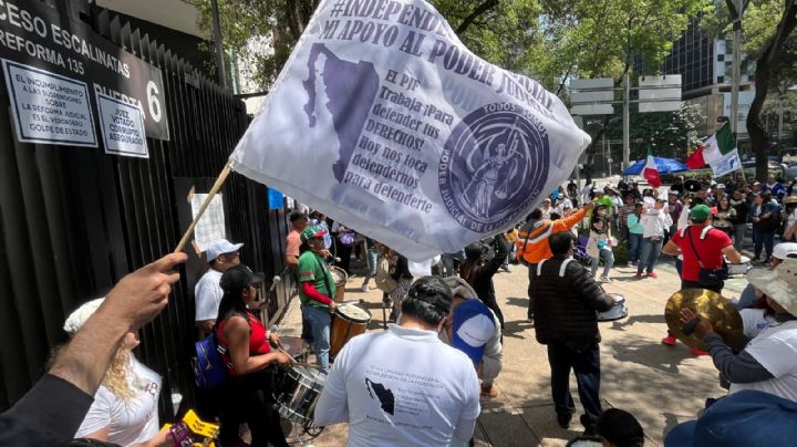 Trabajadores del Poder Judicial protestan afuera del Senado durante el sorteo de plazas de jueces