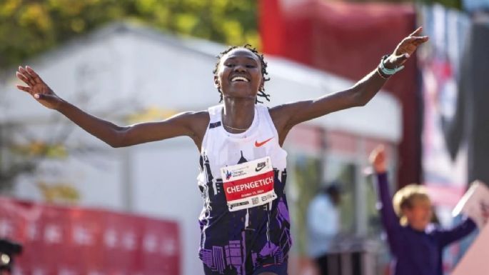 Ruth Chepngetich destroza el récord mundial por casi 2 minutos en el Maratón de Chicago (Video)