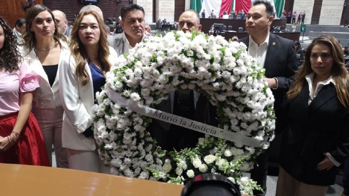 “Murió la justicia”: PRI coloca una corona de flores durante la discusión de leyes secundarias