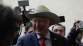 Desorientado, incómodo... así fue el regreso de Ken Salazar a Palacio Nacional