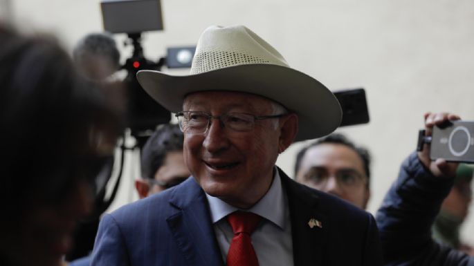 Desorientado, incómodo... así fue el regreso de Ken Salazar a Palacio Nacional