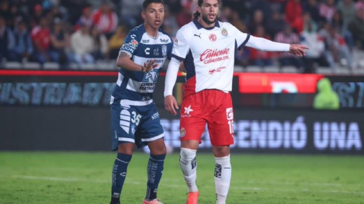 Con entrenador interino, Chivas regresa a la senda del triunfo en México, con 2-0 a Pachuca