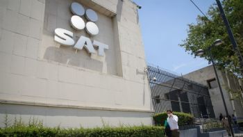 Vinculan a dos altos exfuncionarios del SAT por delitos contra la administración pública por 172 mdp