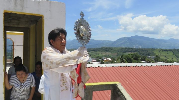 Chiapanecos colocan altar en memoria del sacerdote Marcelo Pérez y exigen justicia tras su asesinato