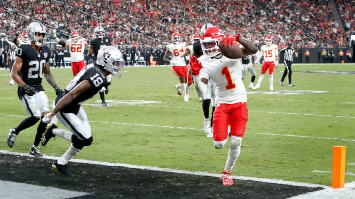 Chiefs derrotan 27-20 a Raiders para ponerse 7-0, con Mahomes lanzando para 262 yardas y 2 TDs