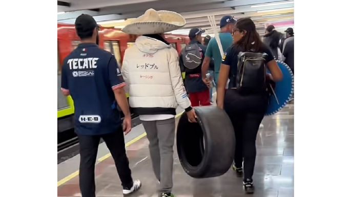 Captan a fan de la F1 llevándose una llanta en el metro de la CDMX tras Gran Premio de México (Video)