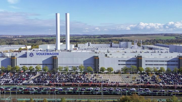 Volkswagen planea cerrar al menos tres plantas en Alemania